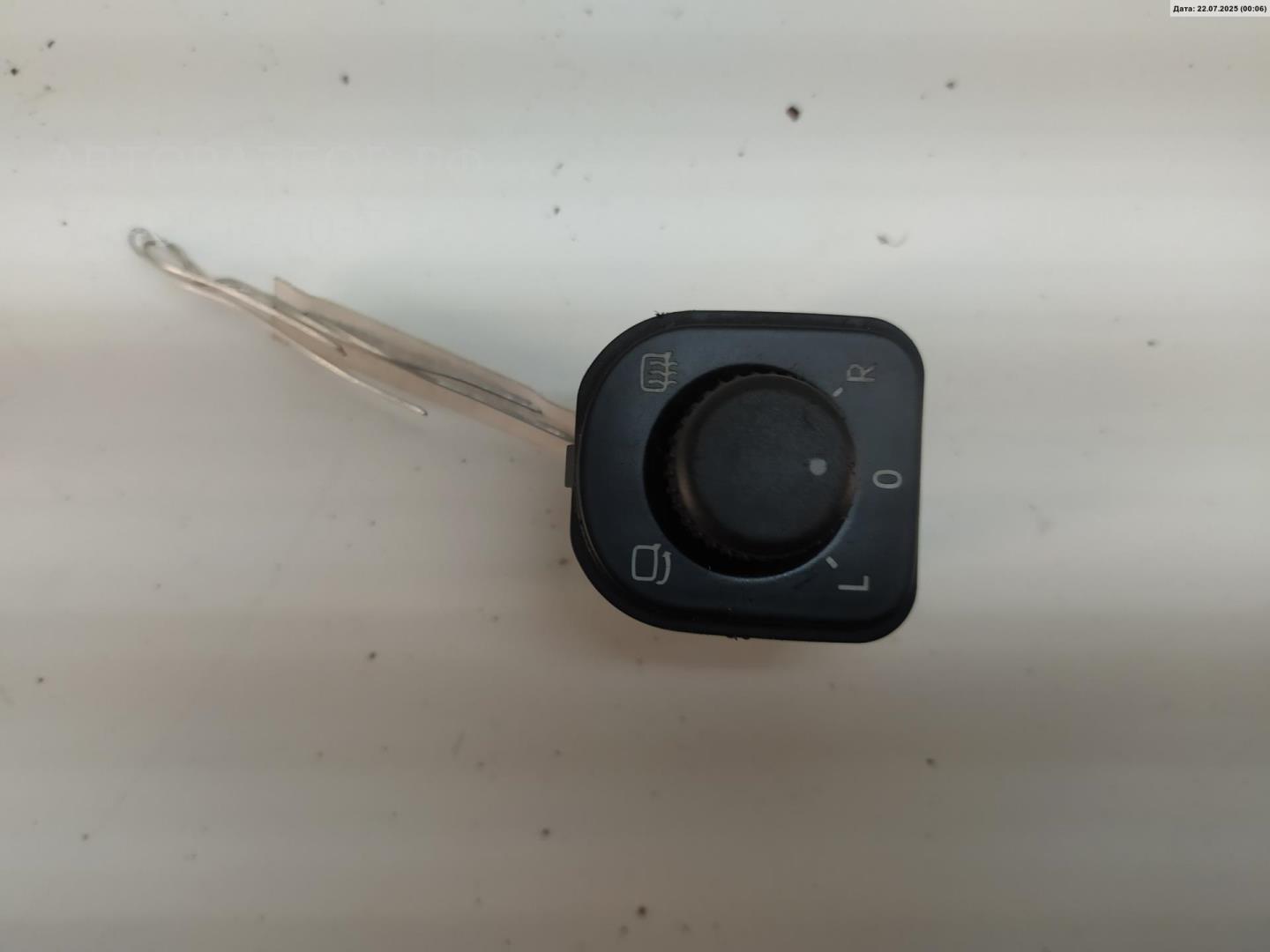 Кнопка регулировки зеркала