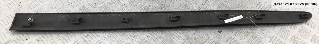 Молдинг двери передней левой