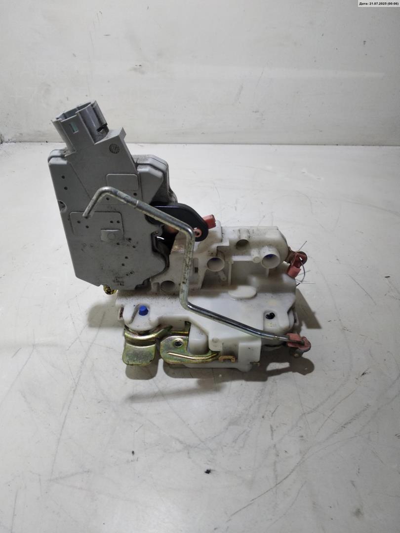 Замок двери передней левой