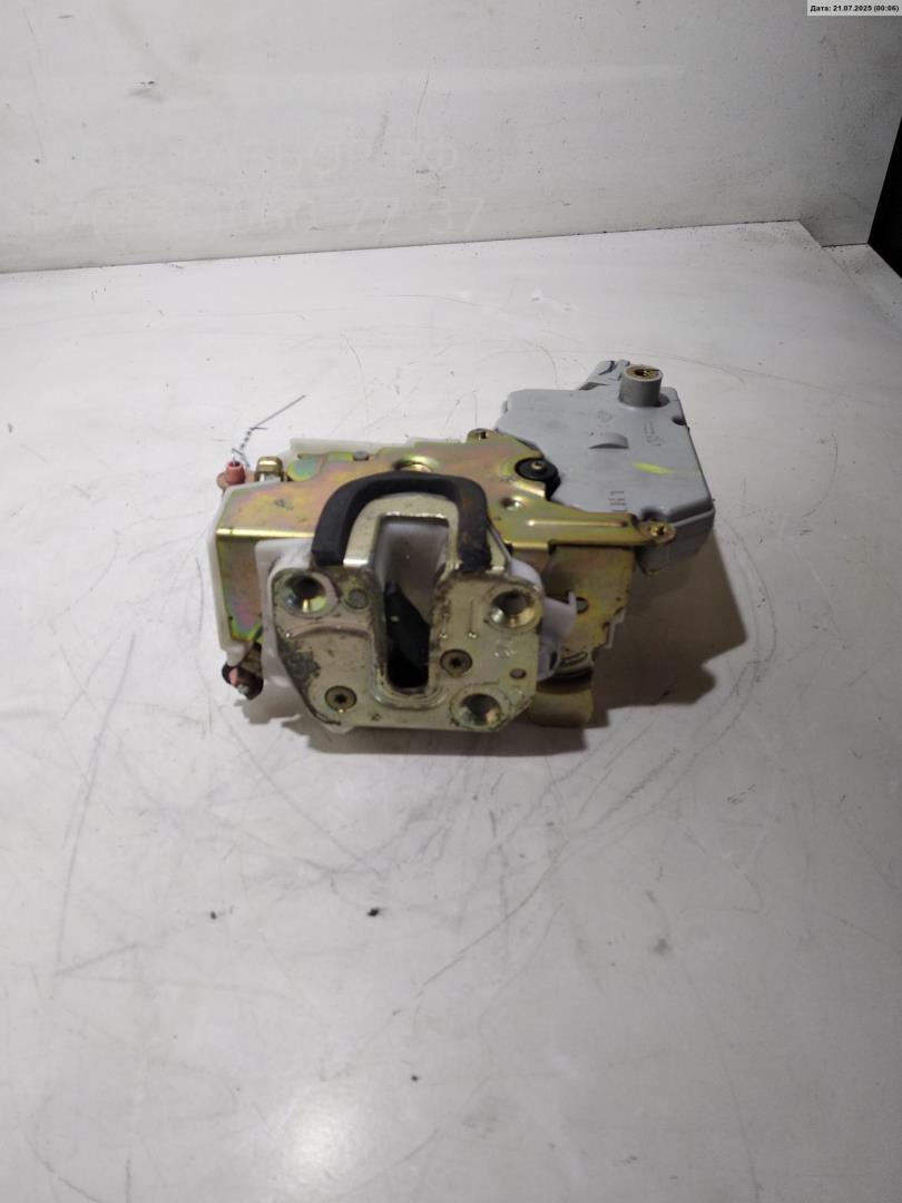 Замок двери передней левой