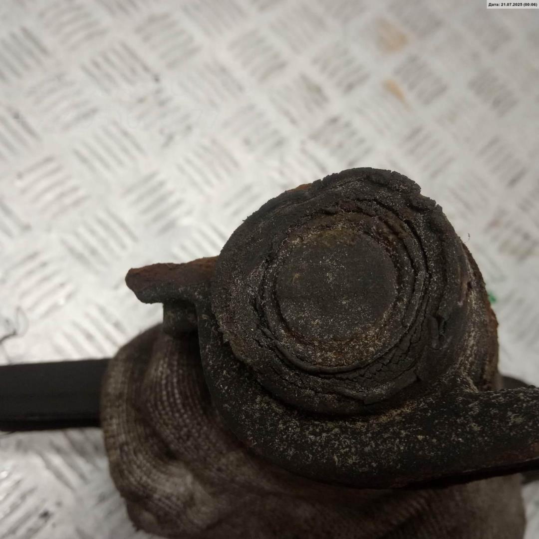 Рычаг передний левый