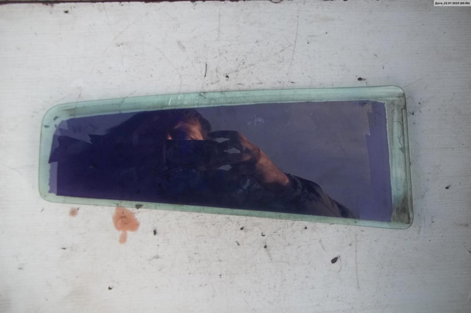 Стекло двери задней правой (форточка)