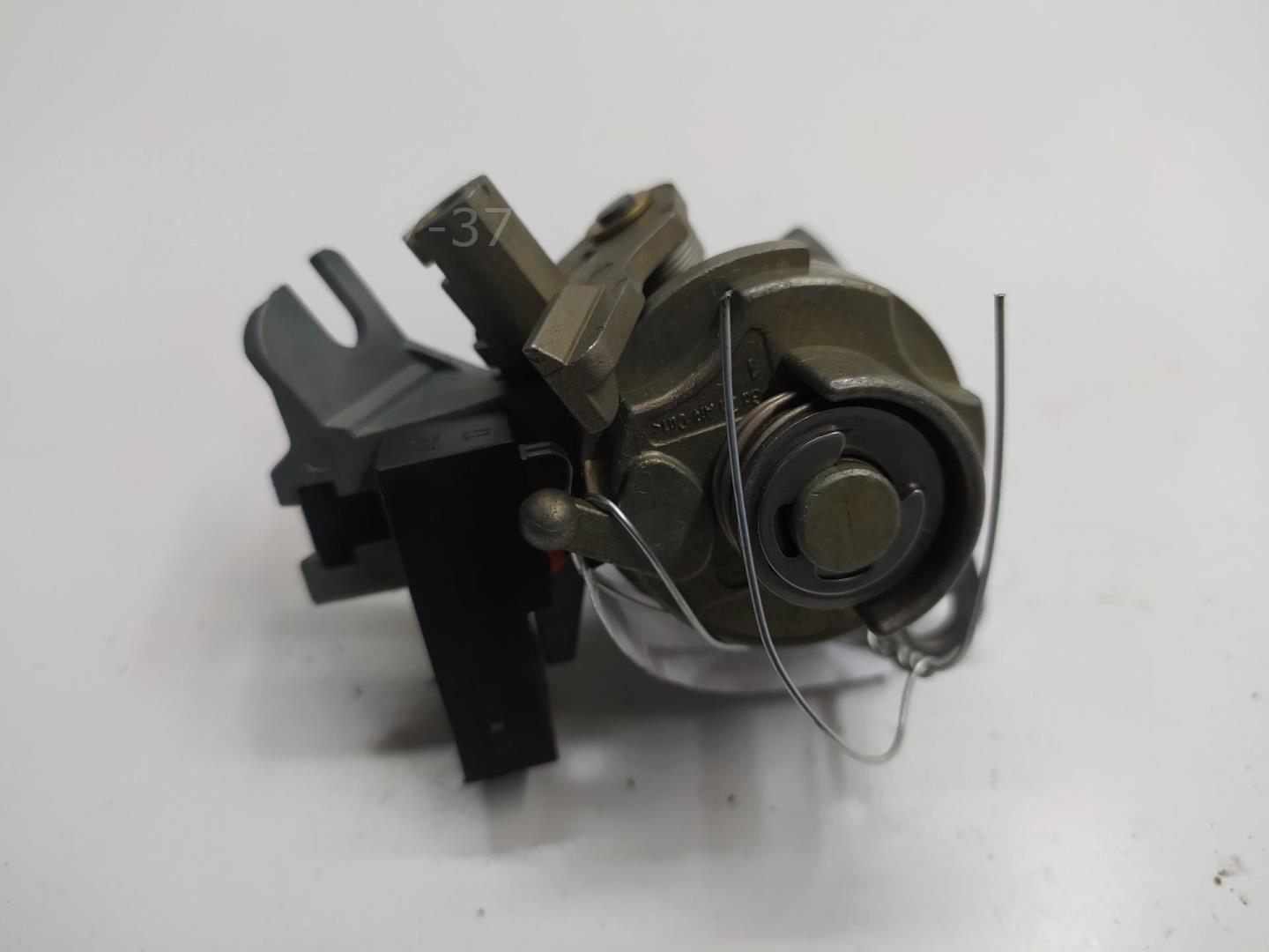 Вставка замка багажника