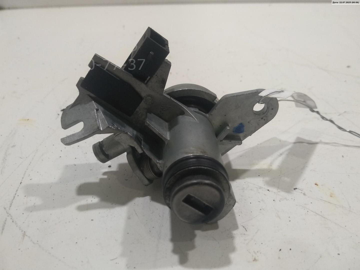 Вставка замка багажника