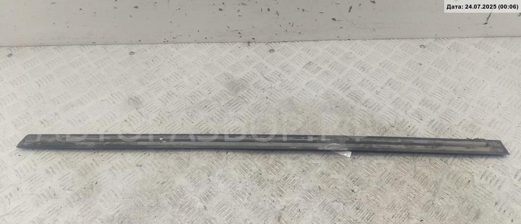 Молдинг двери передней левой