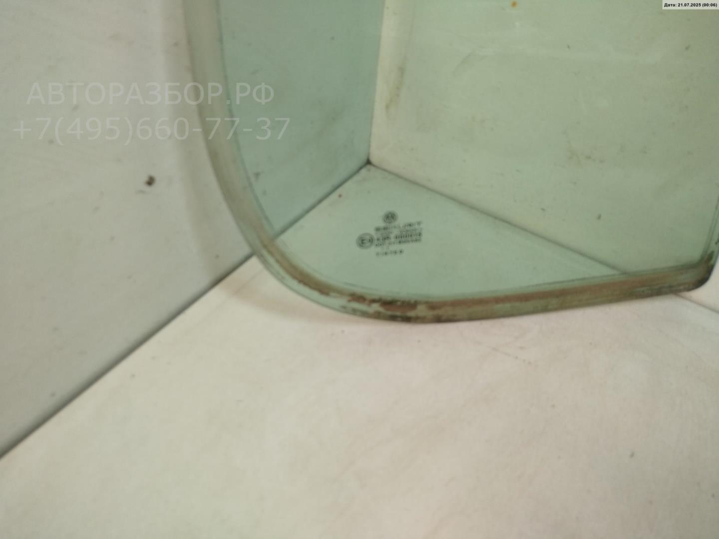 Стекло двери задней правой (форточка)