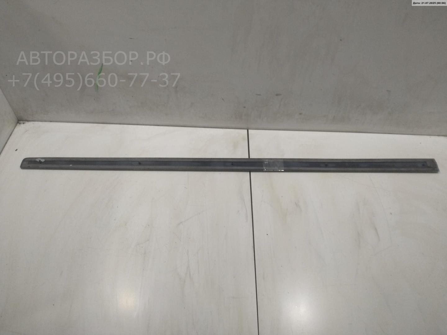 Накладка двери передней правой