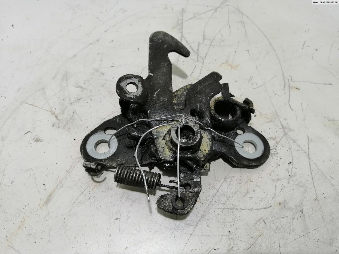 Замок капота