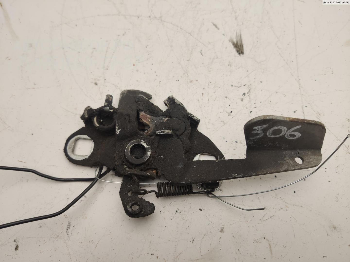 Замок капота