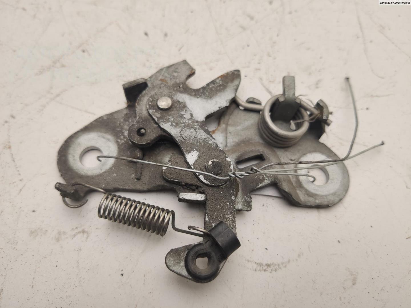 Замок капота