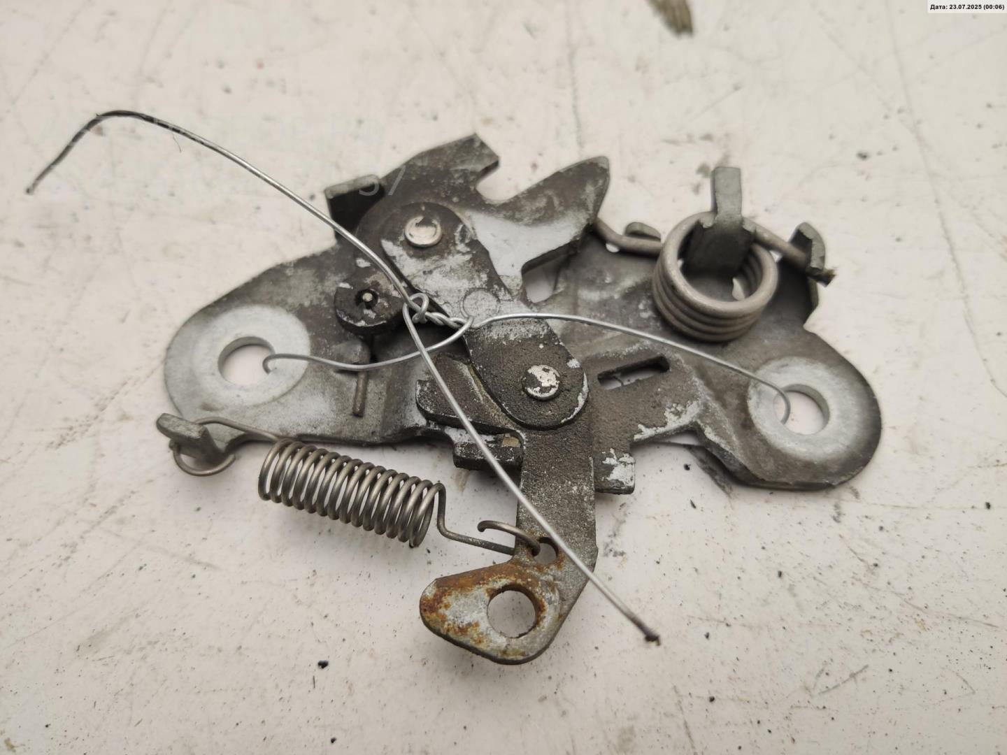 Замок капота