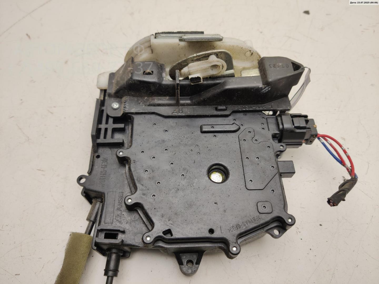 Замок двери передней левой