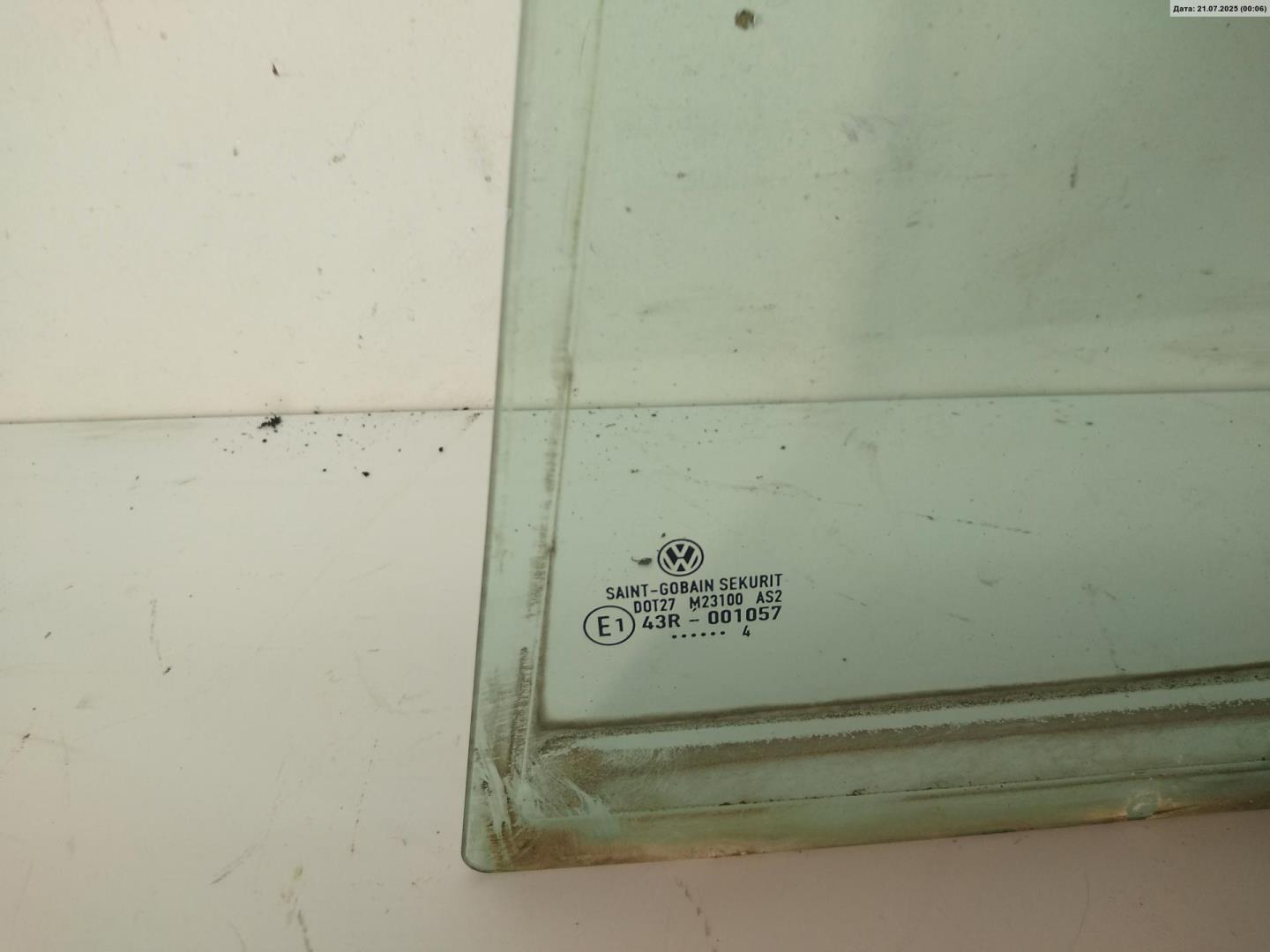 Стекло двери задней левой (форточка)