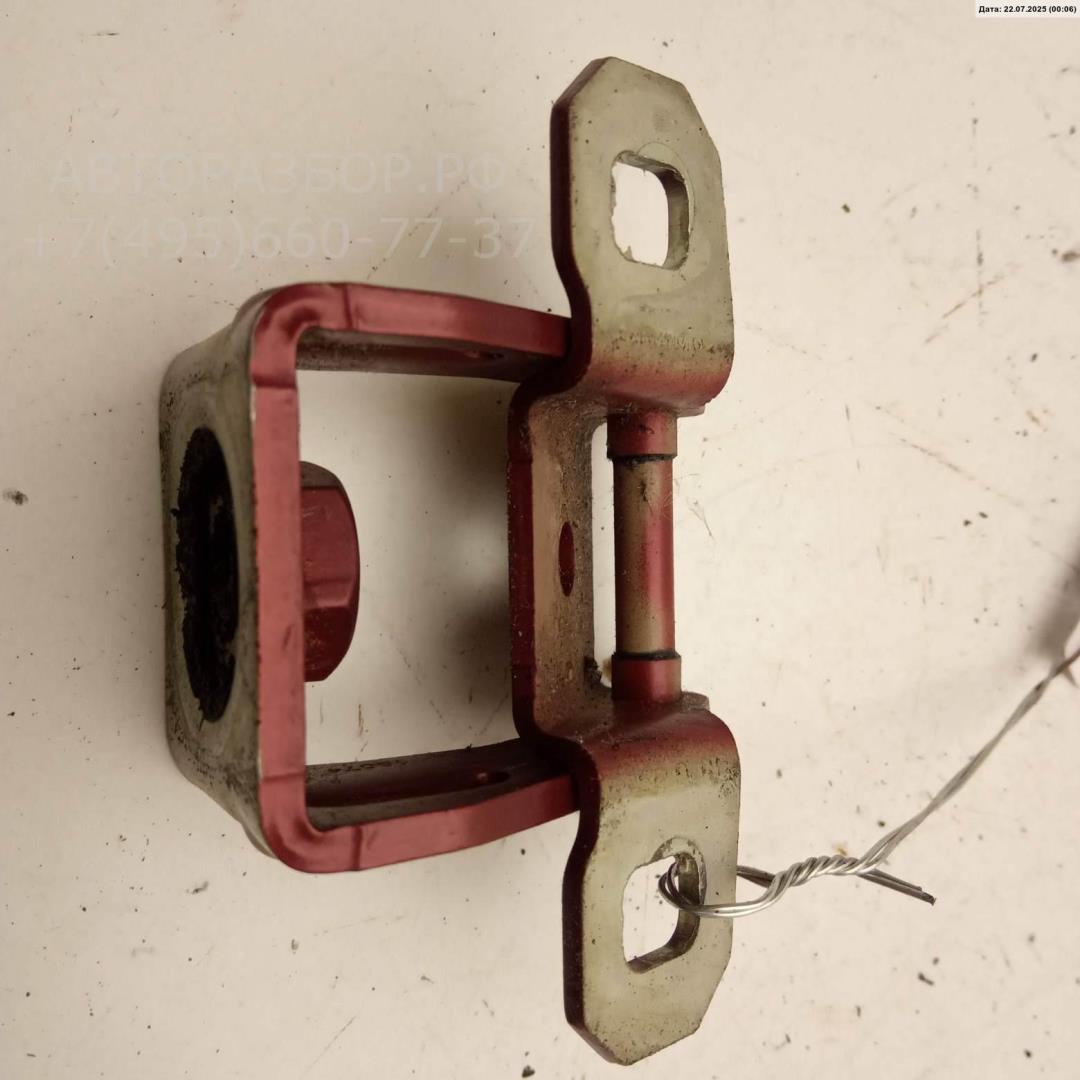 Петля крышки багажника