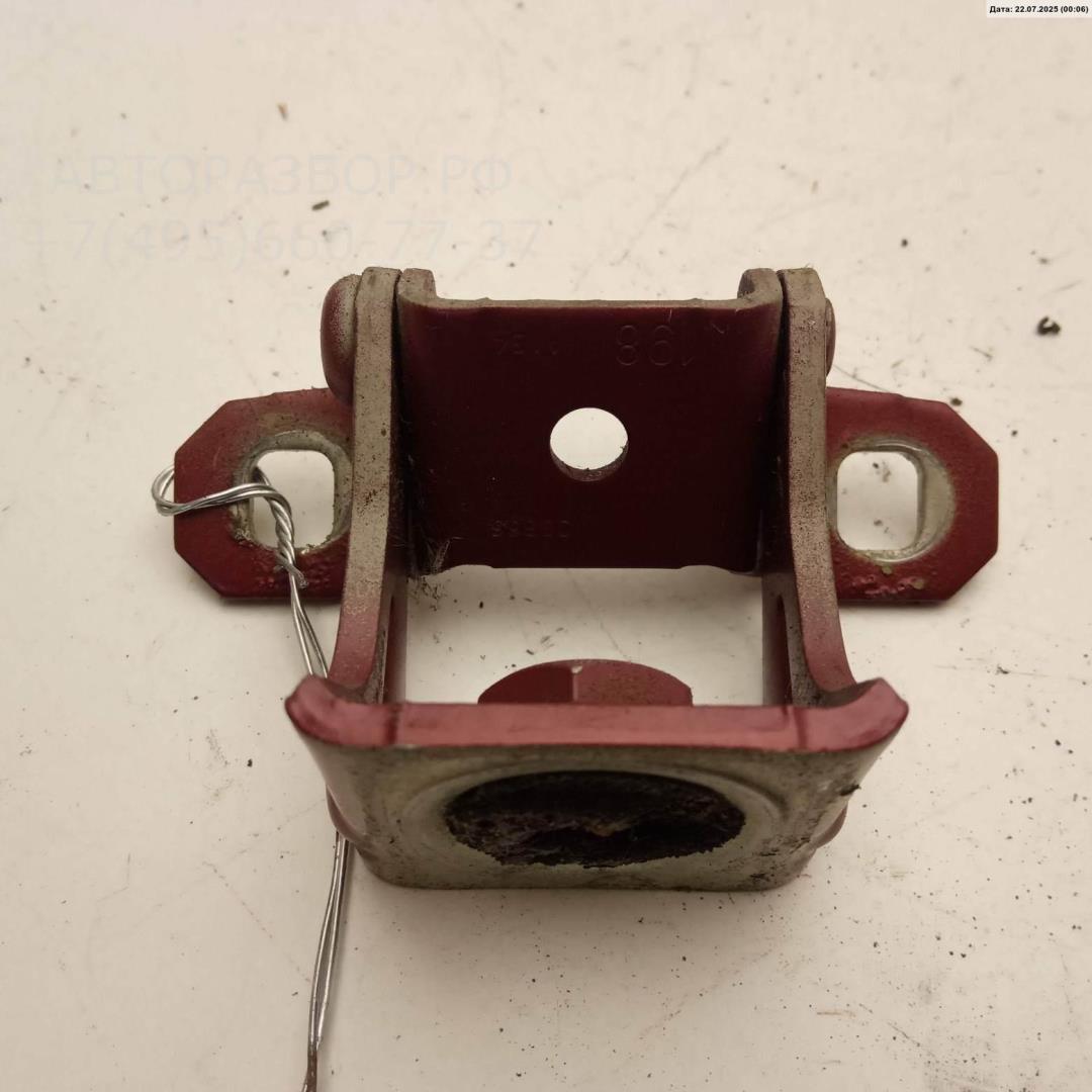 Петля крышки багажника