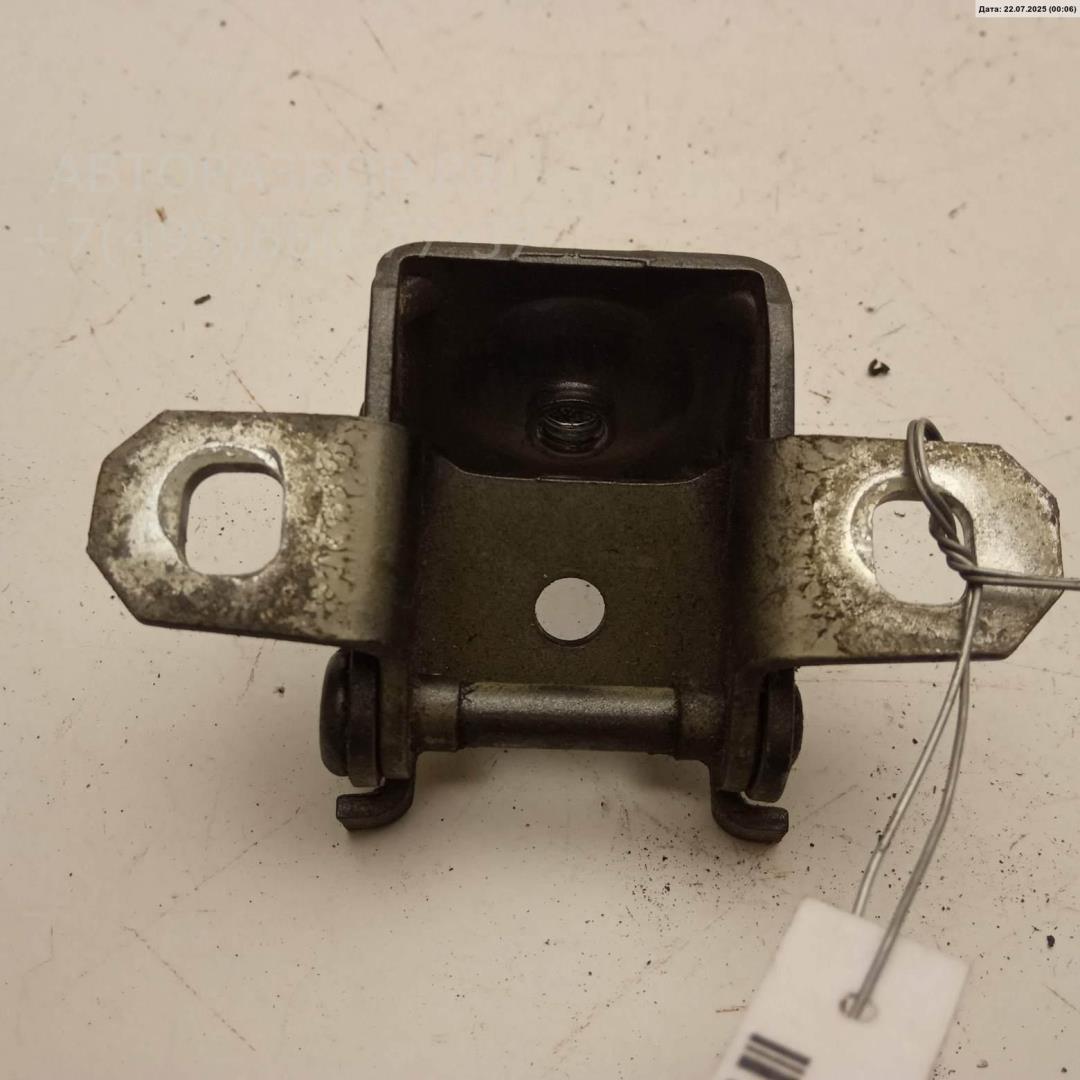 Петля крышки багажника