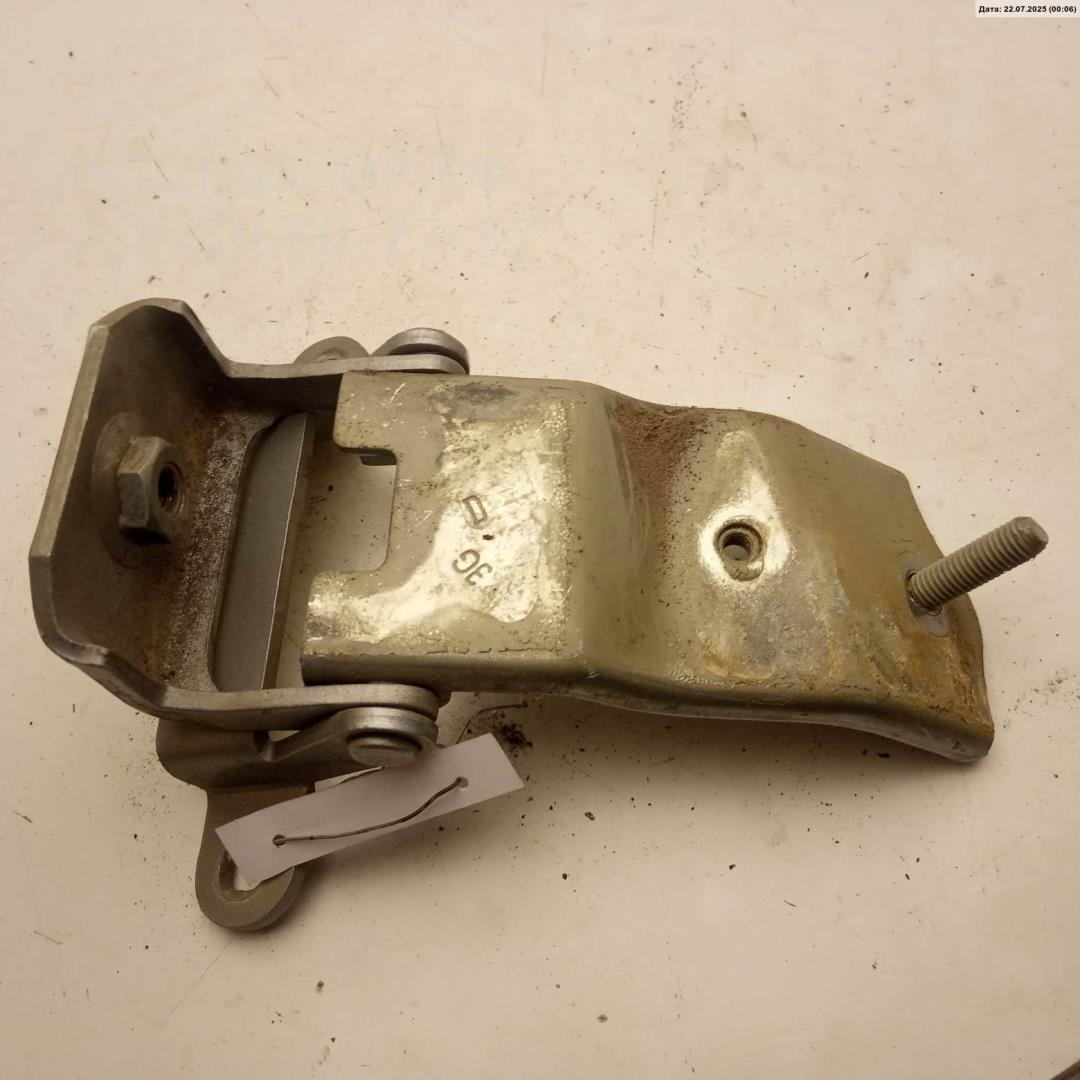 Петля крышки багажника