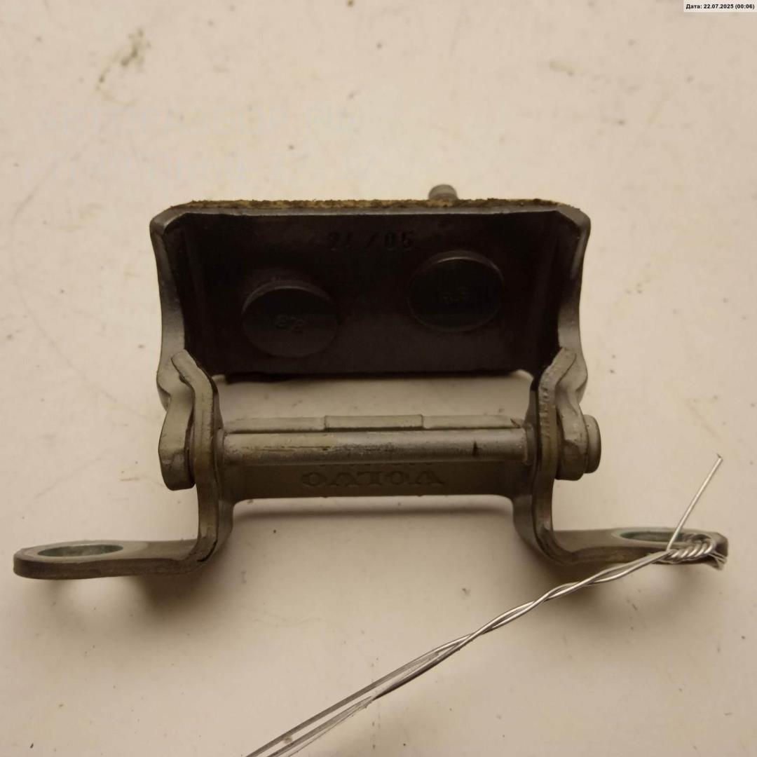 Петля крышки багажника