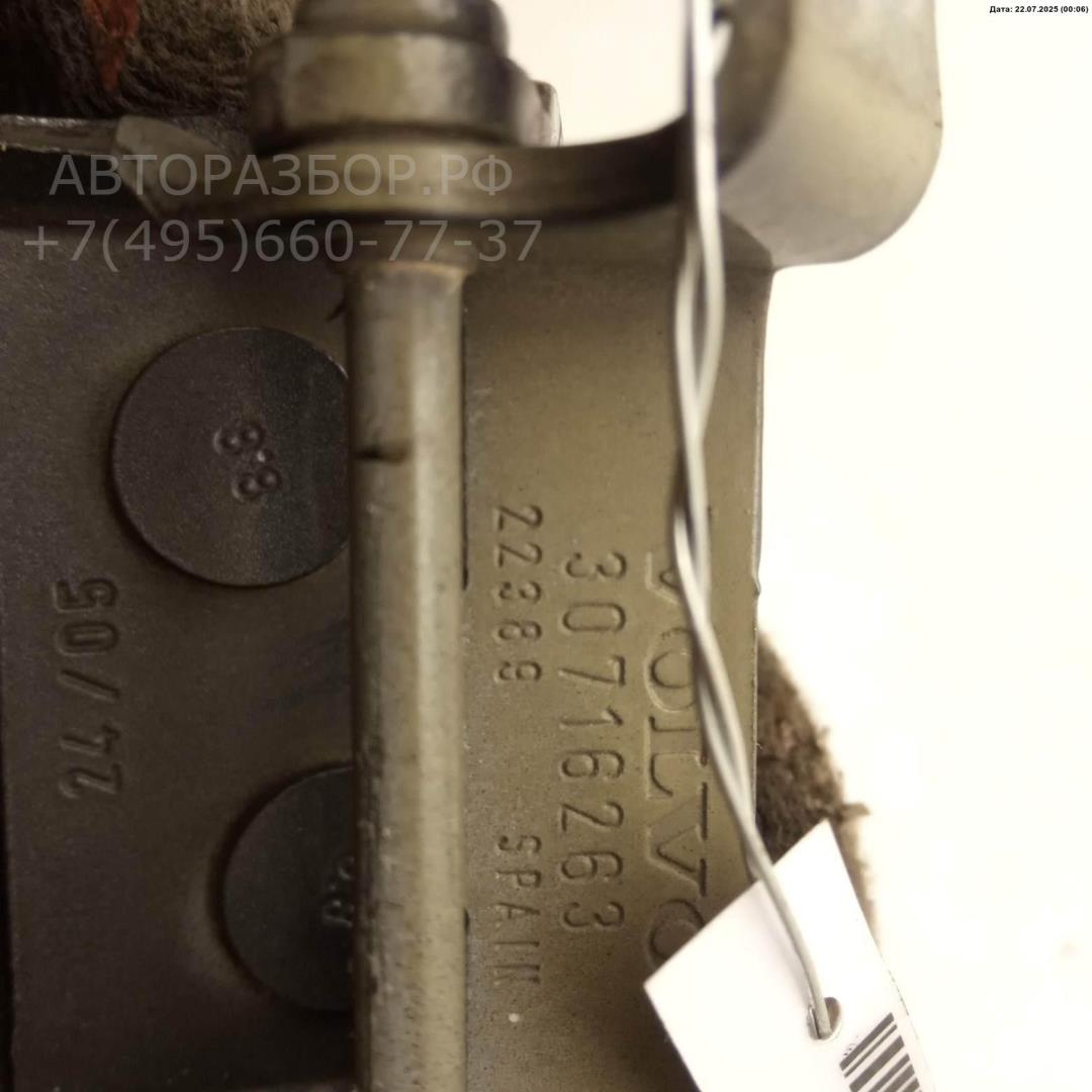 Петля крышки багажника