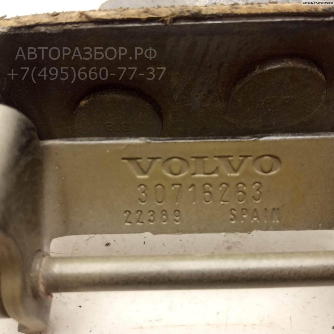 Петля крышки багажника