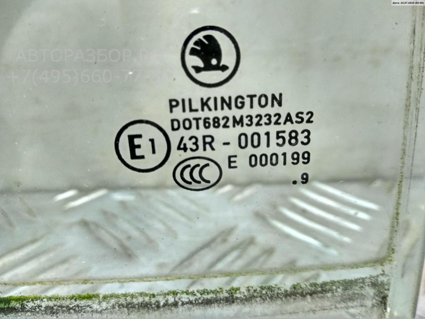 Стекло двери задней правой (форточка)