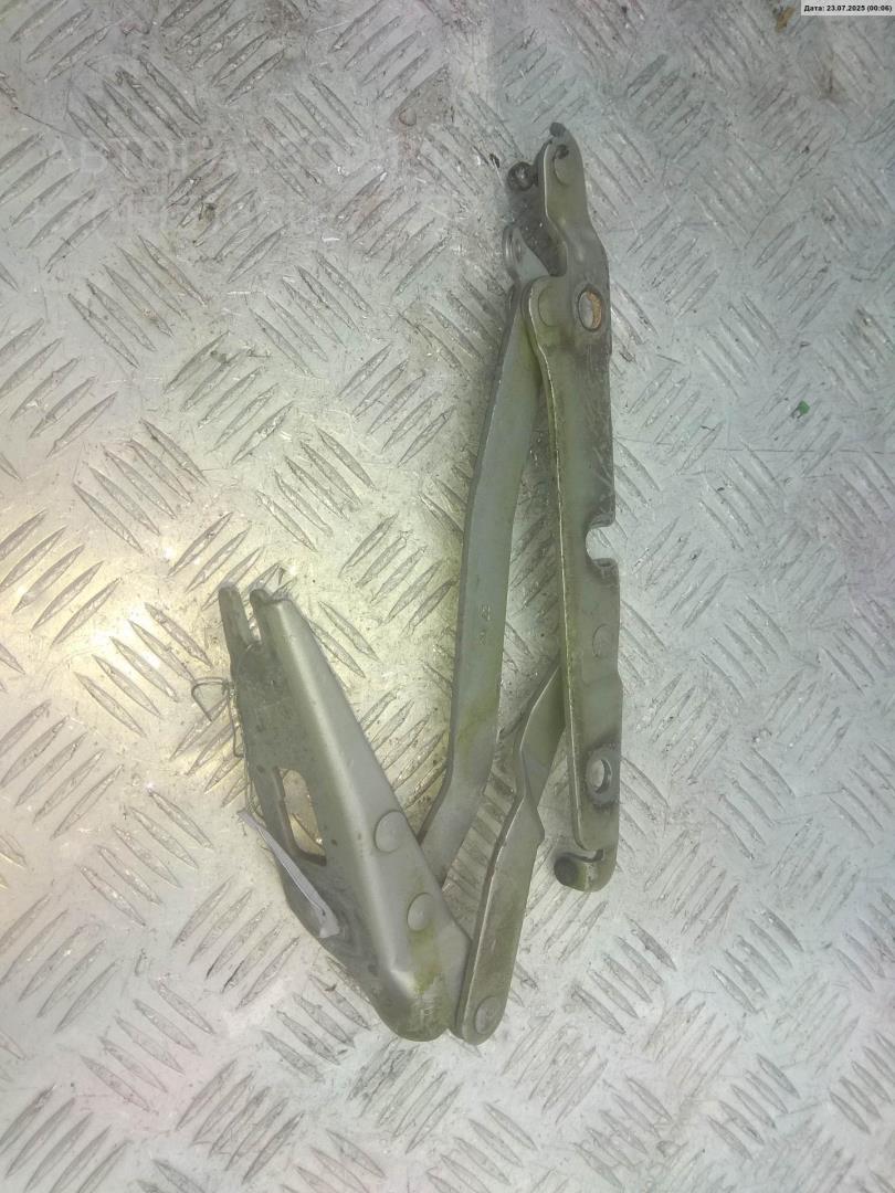 Петля крышки багажника