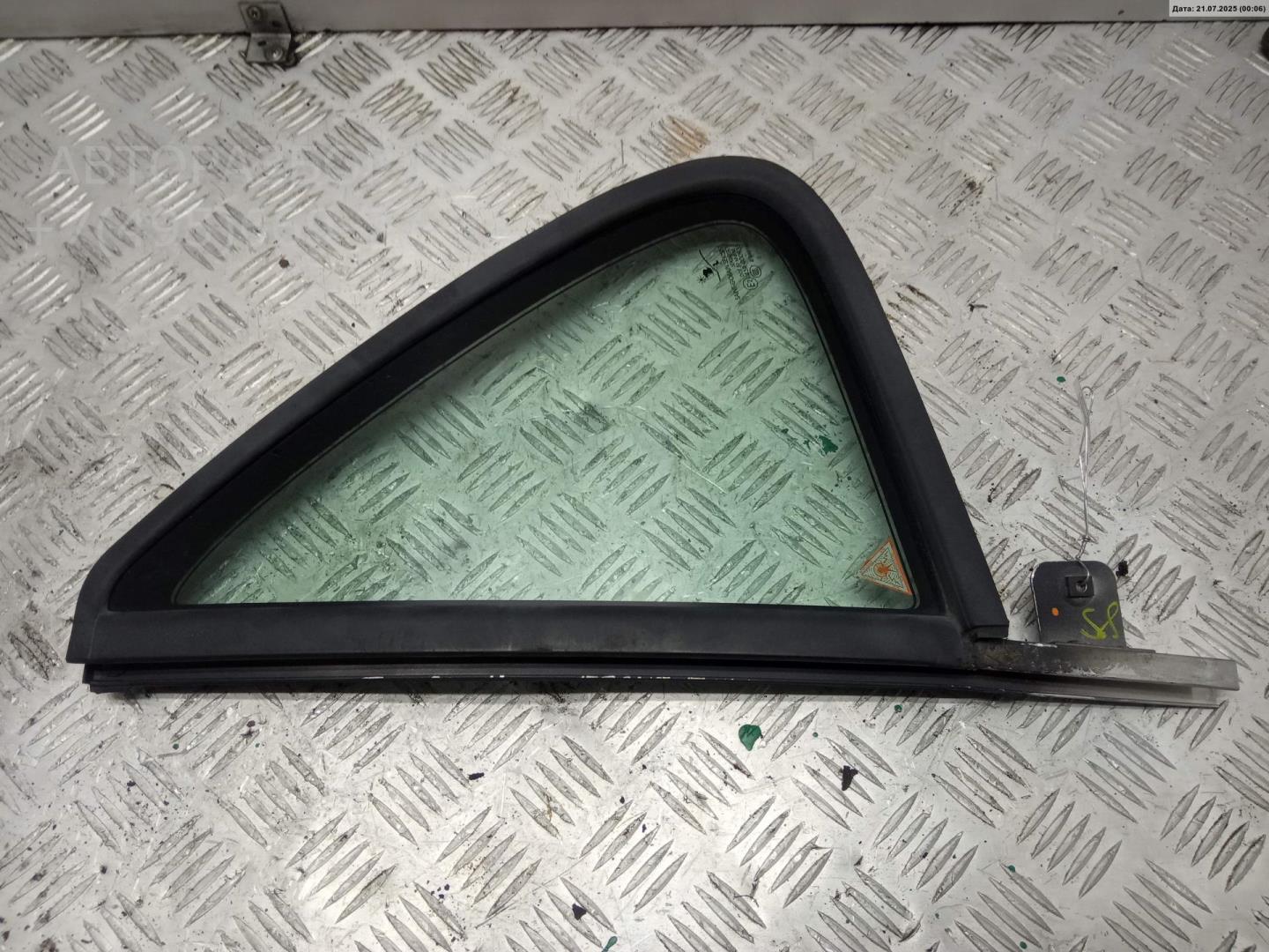 Стекло двери задней левой (форточка)