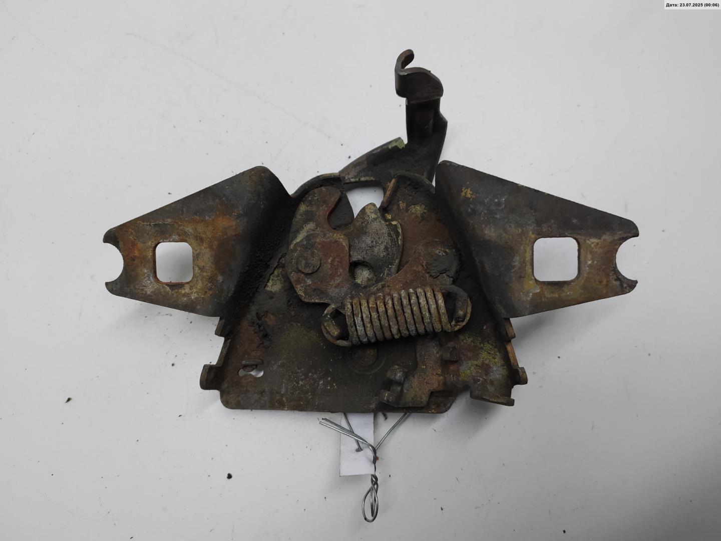 Замок капота