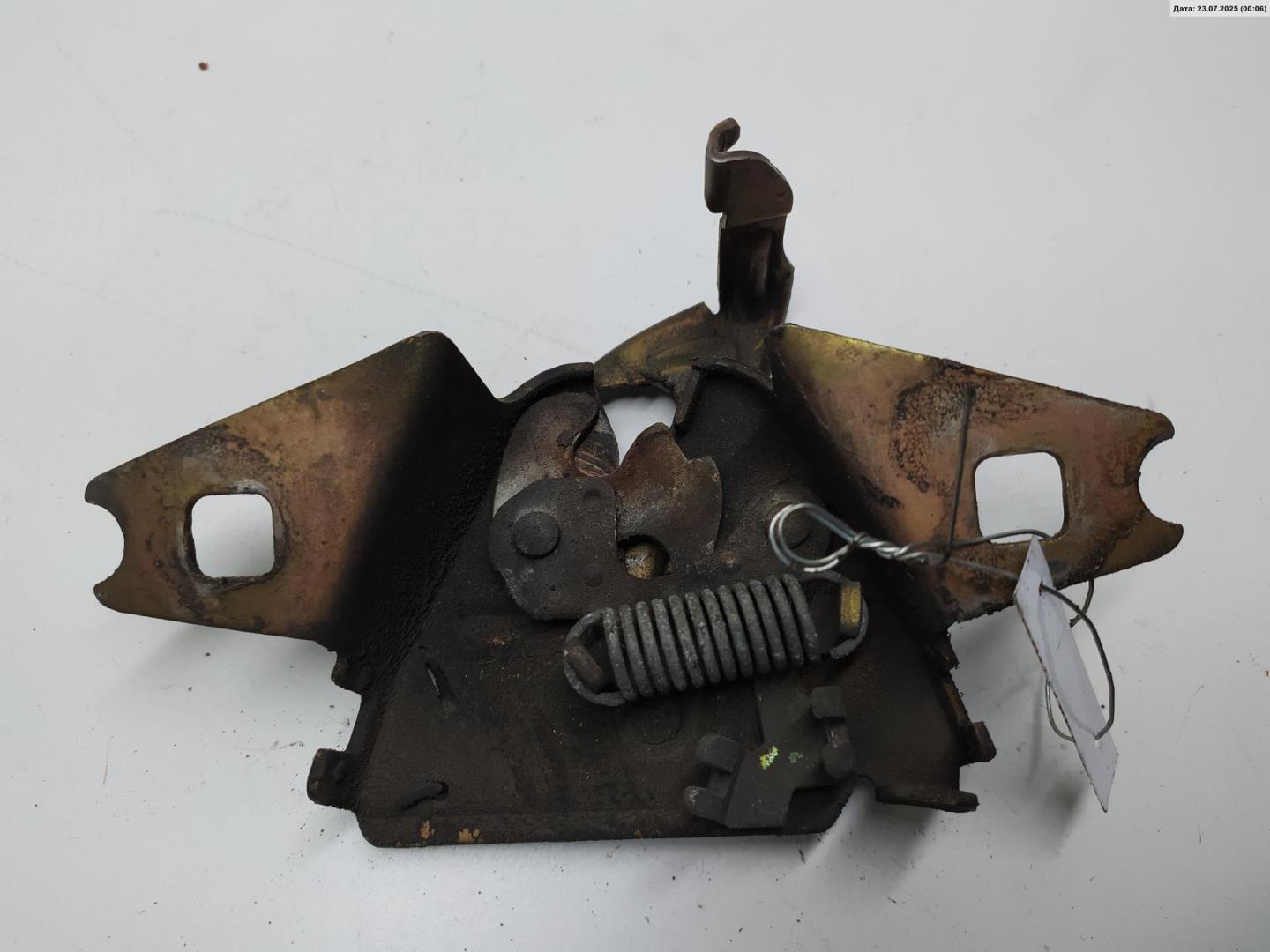 Замок капота