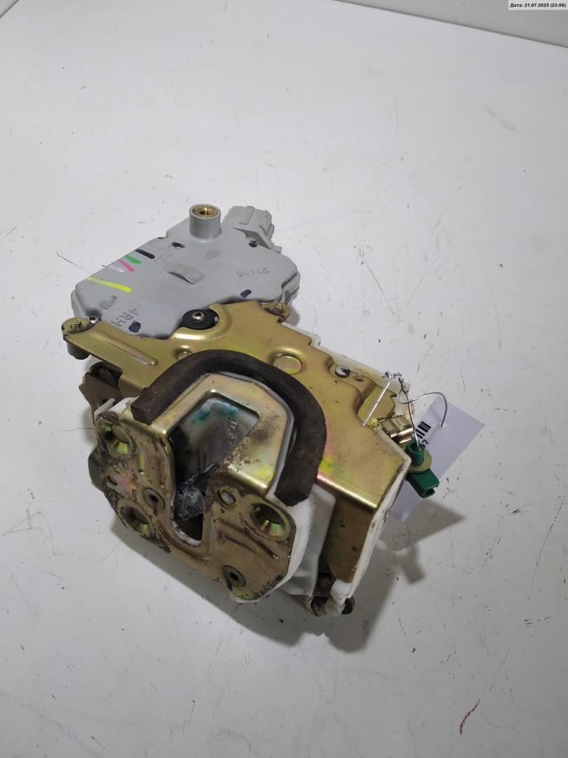 Замок двери передней правой