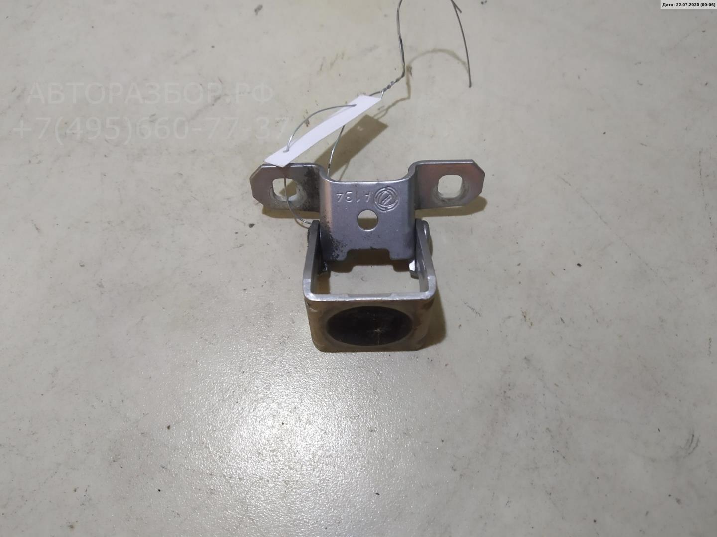 Петля крышки багажника