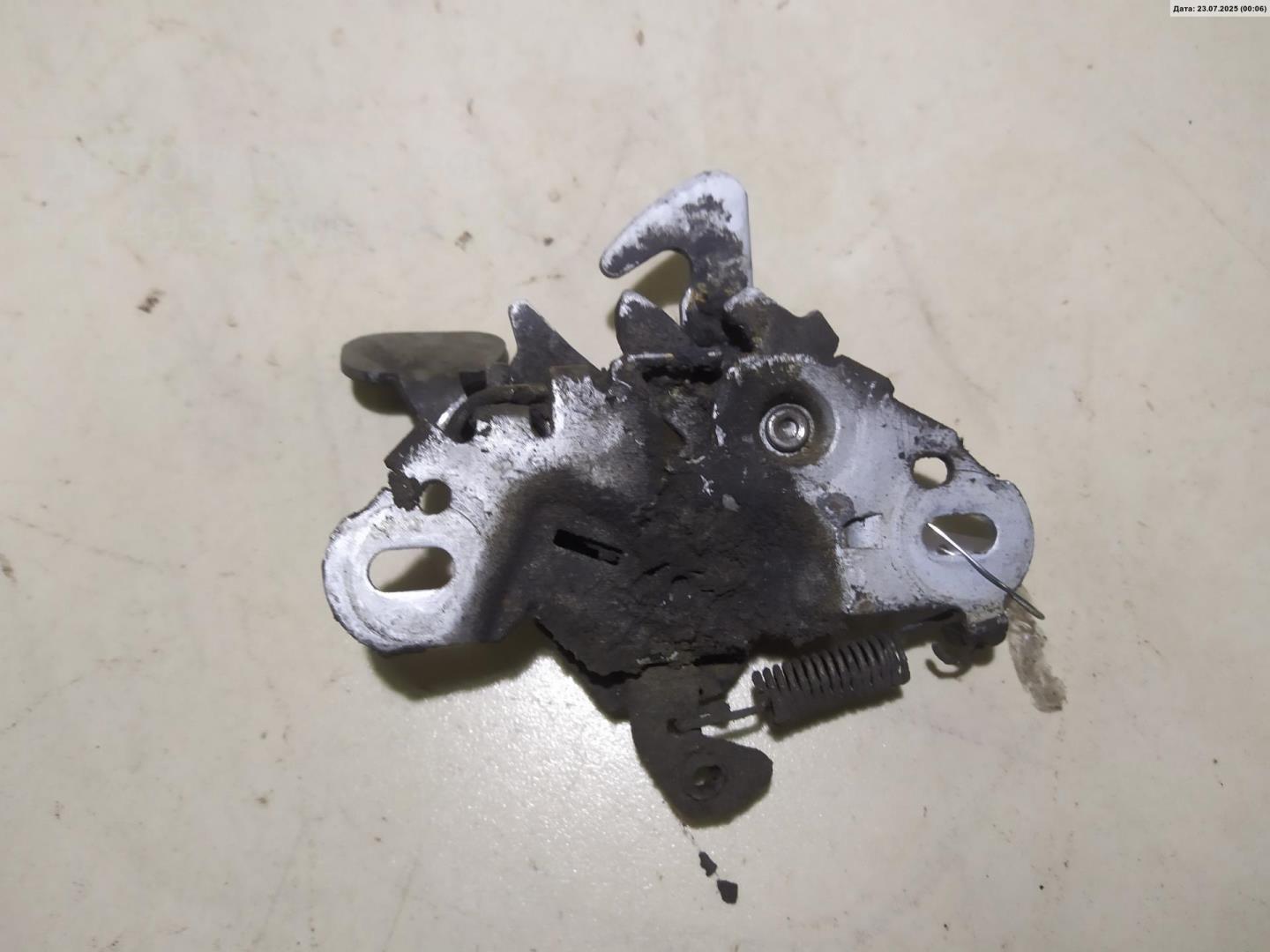 Замок капота