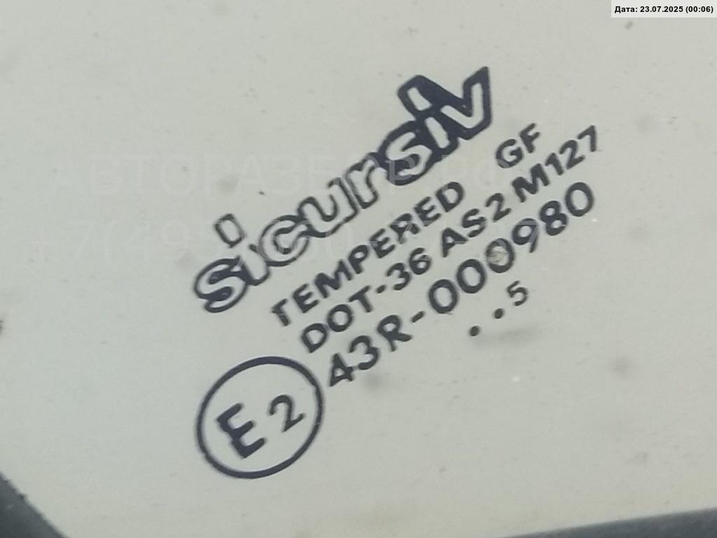 Стекло двери передней правой (форточка)