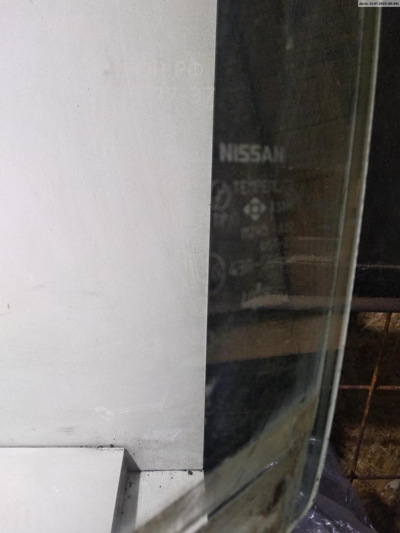 Стекло двери передней левой