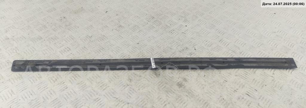 Накладка двери передней правой