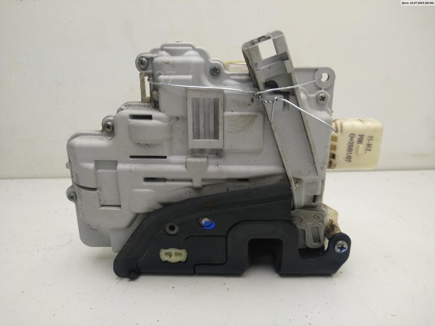 Замок двери передней левой