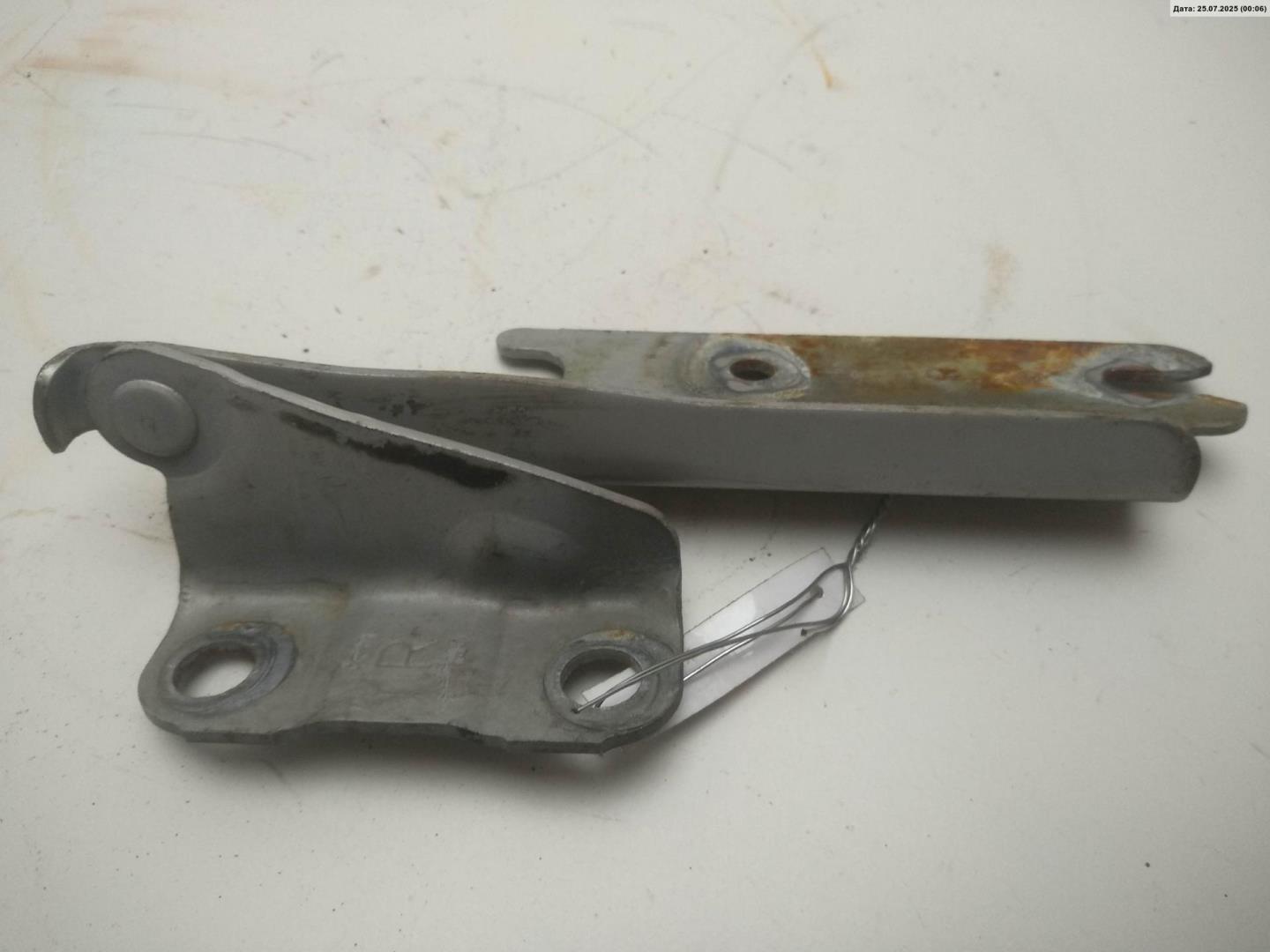 Петля капота правая