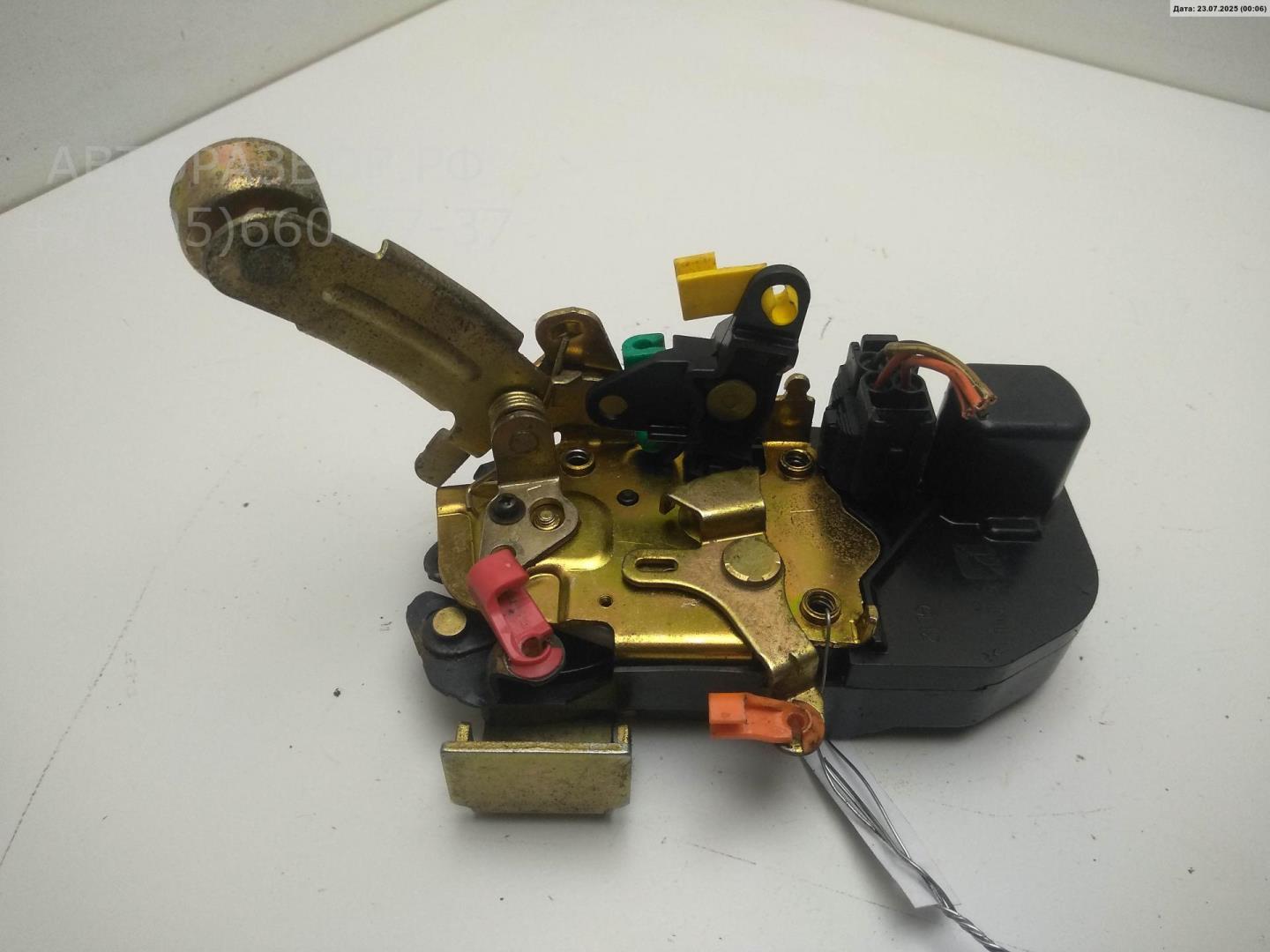 Замок двери передней левой