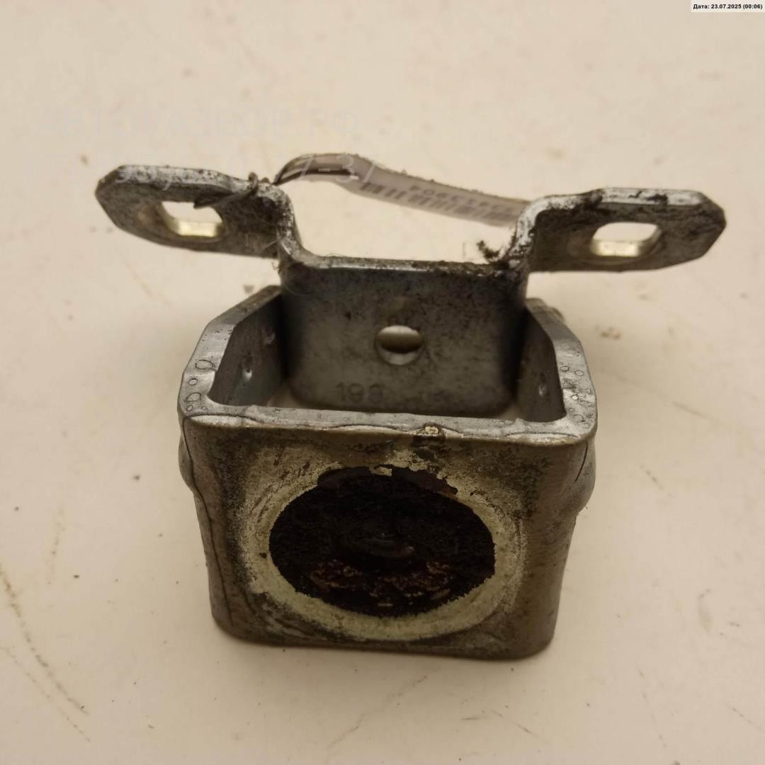 Петля крышки багажника