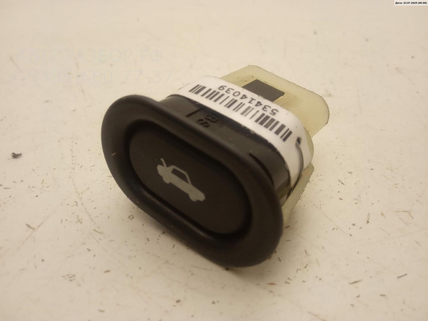 Кнопка открывания багажника