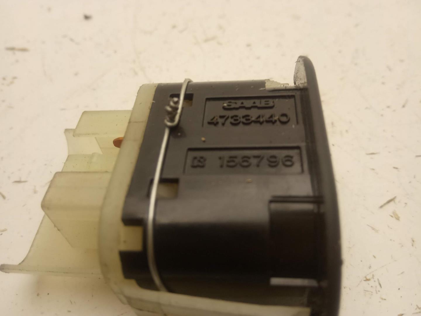 Кнопка открывания багажника