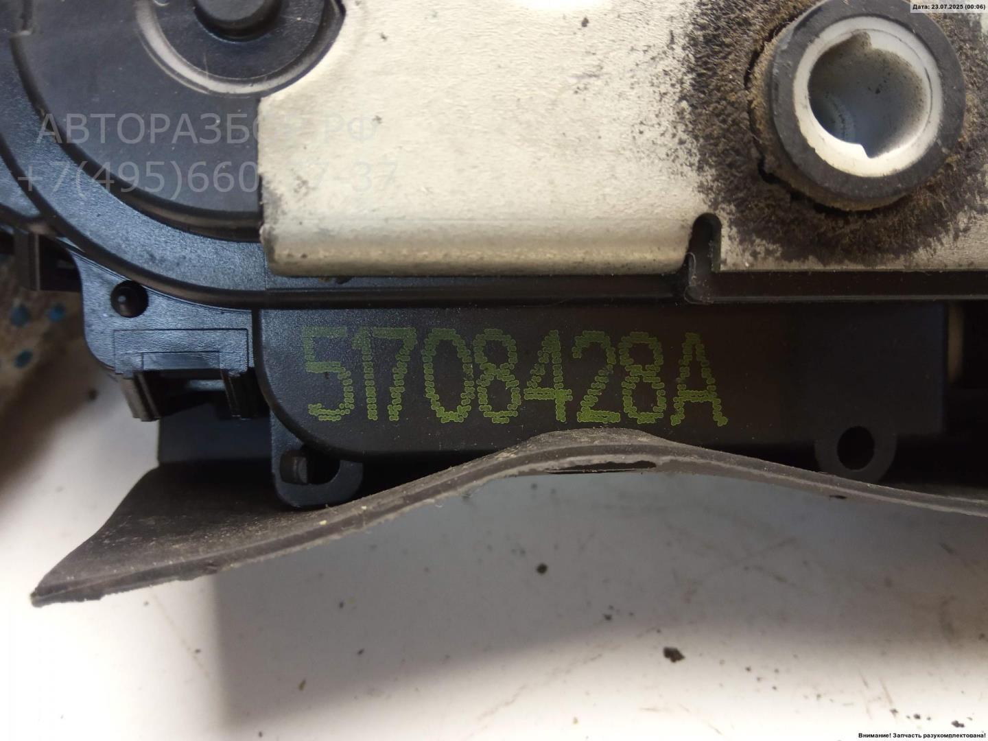 Замок двери передней правой