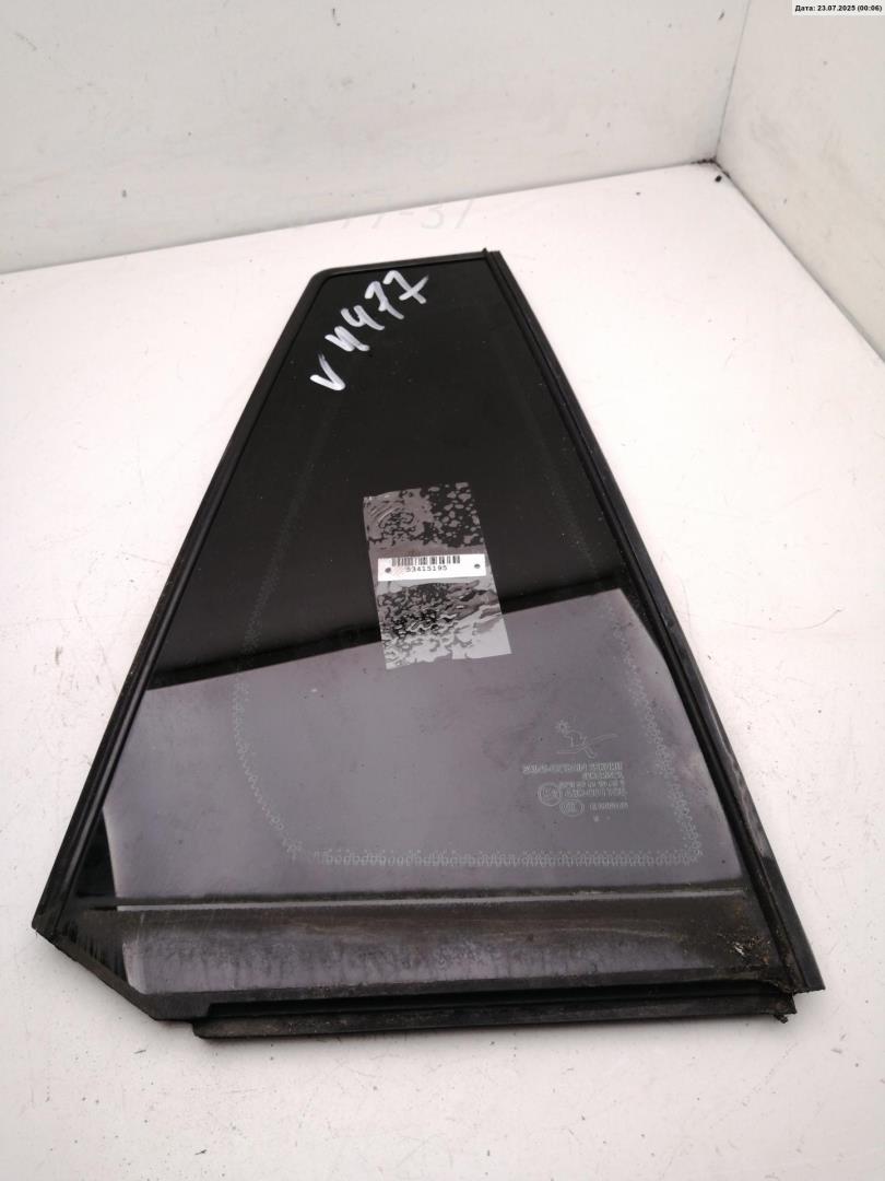 Стекло двери задней правой (форточка)