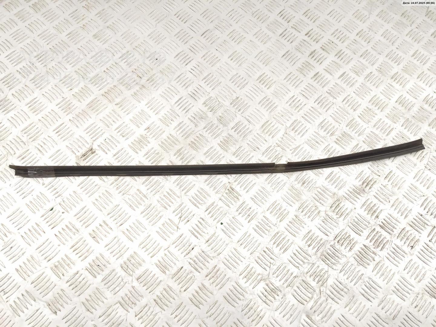 Накладка стекла заднего правого