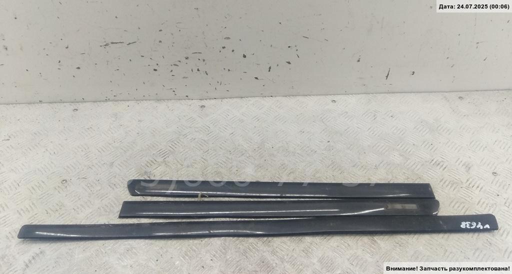 Молдинг двери передней левой