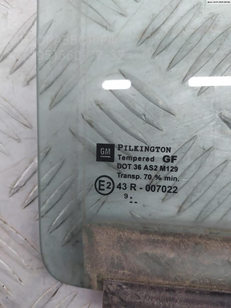 Стекло двери задней правой (форточка)