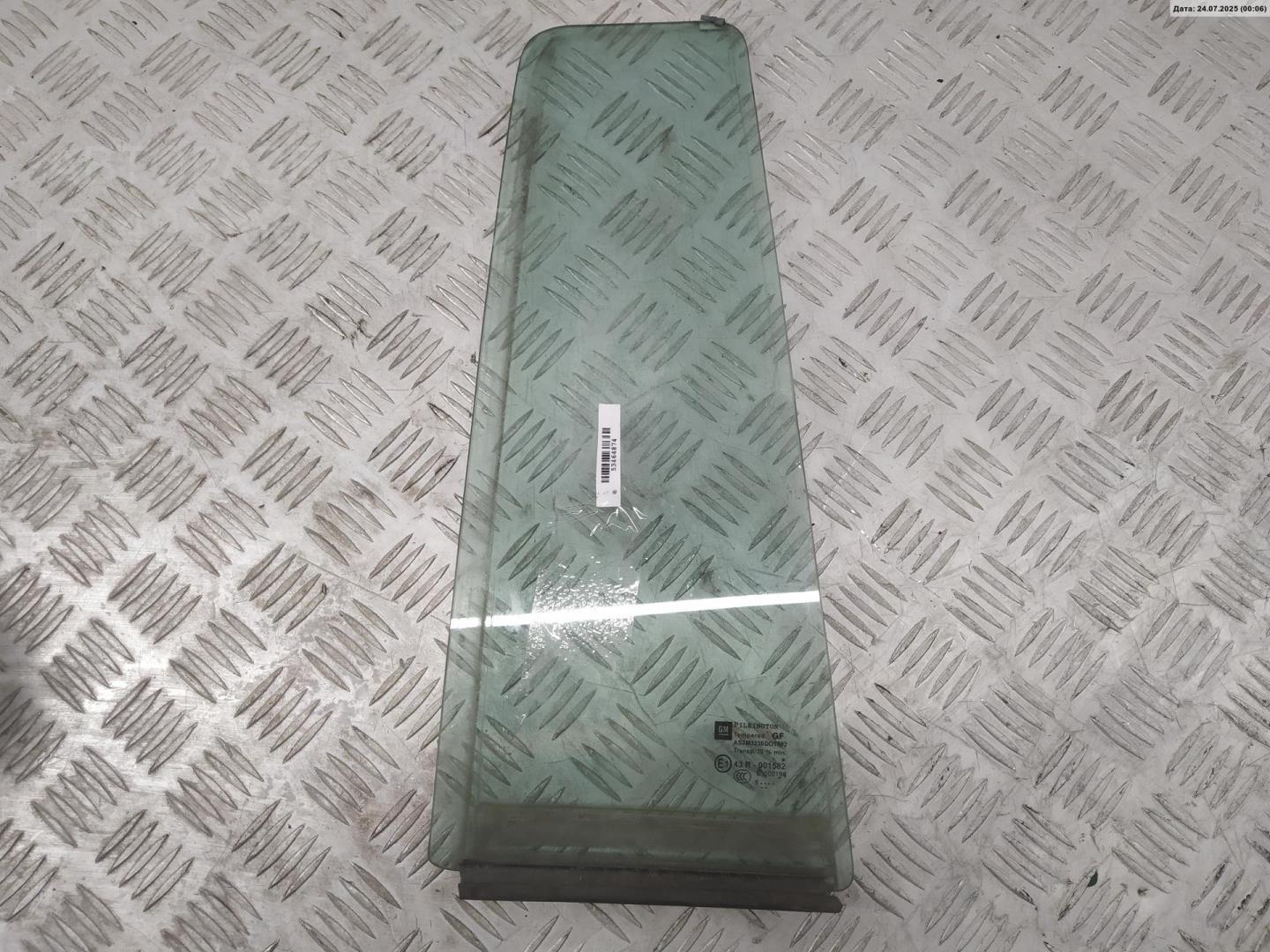 Стекло двери задней правой (форточка)