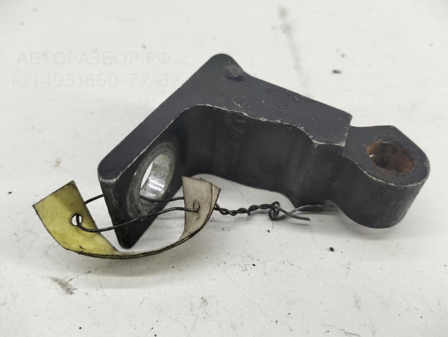 Петля двери