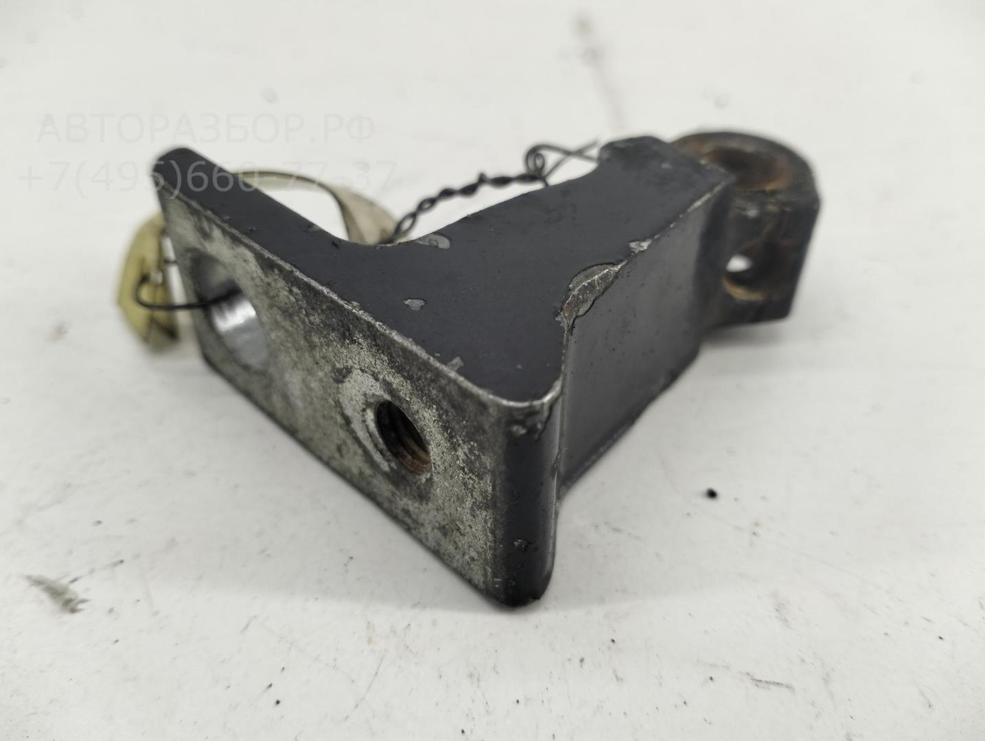 Петля двери