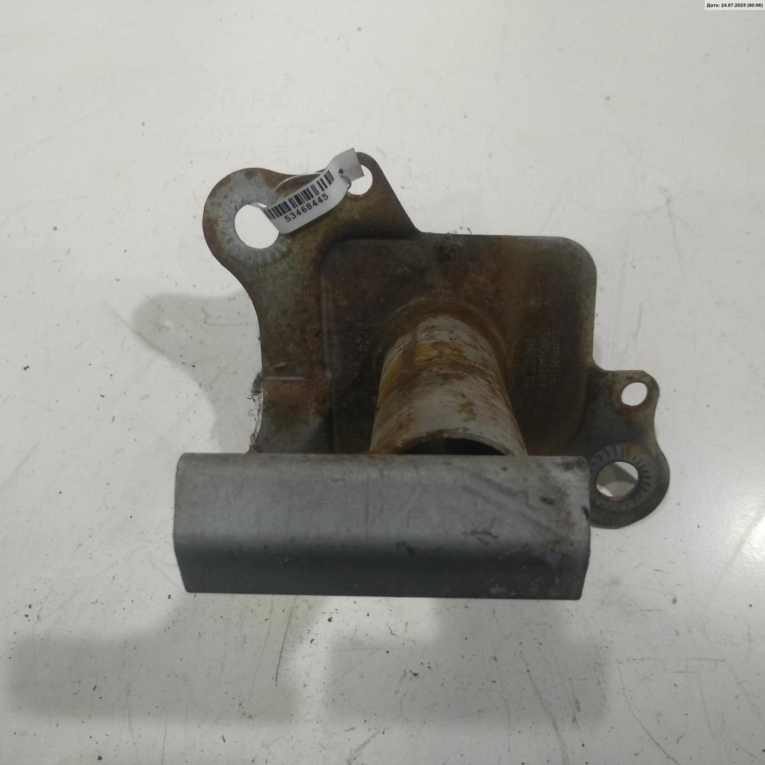 Кронштейн переднего бампера левый